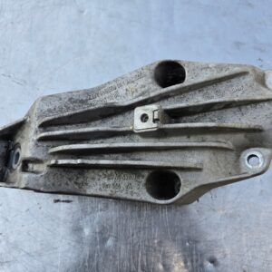Motordraagarm links G20/30