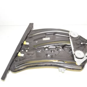 Raamheffer achter links. 2' F23