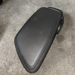armsteun zwart leder met zwarte stiksels. 2' F45 Active Tourer.  X1 F48