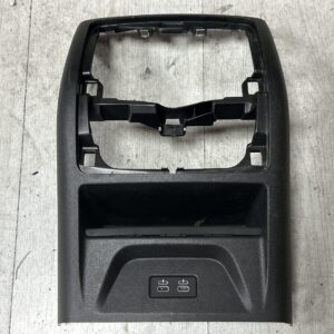 Afdekking middenconsole achter. X3 G01.  X4 G02  