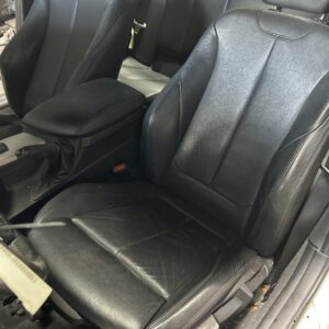 zwart leder sport interieur. F22