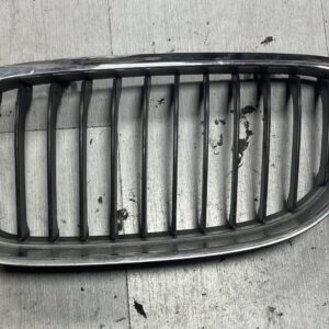 Gril met chroomraam links E90-E91 lci