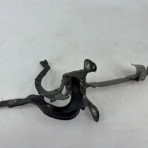 Scharnier kofferdeksel links.  3' G21 Touring. 3' G81 M3 Touring LCI   (05/2023 — 03/2025)